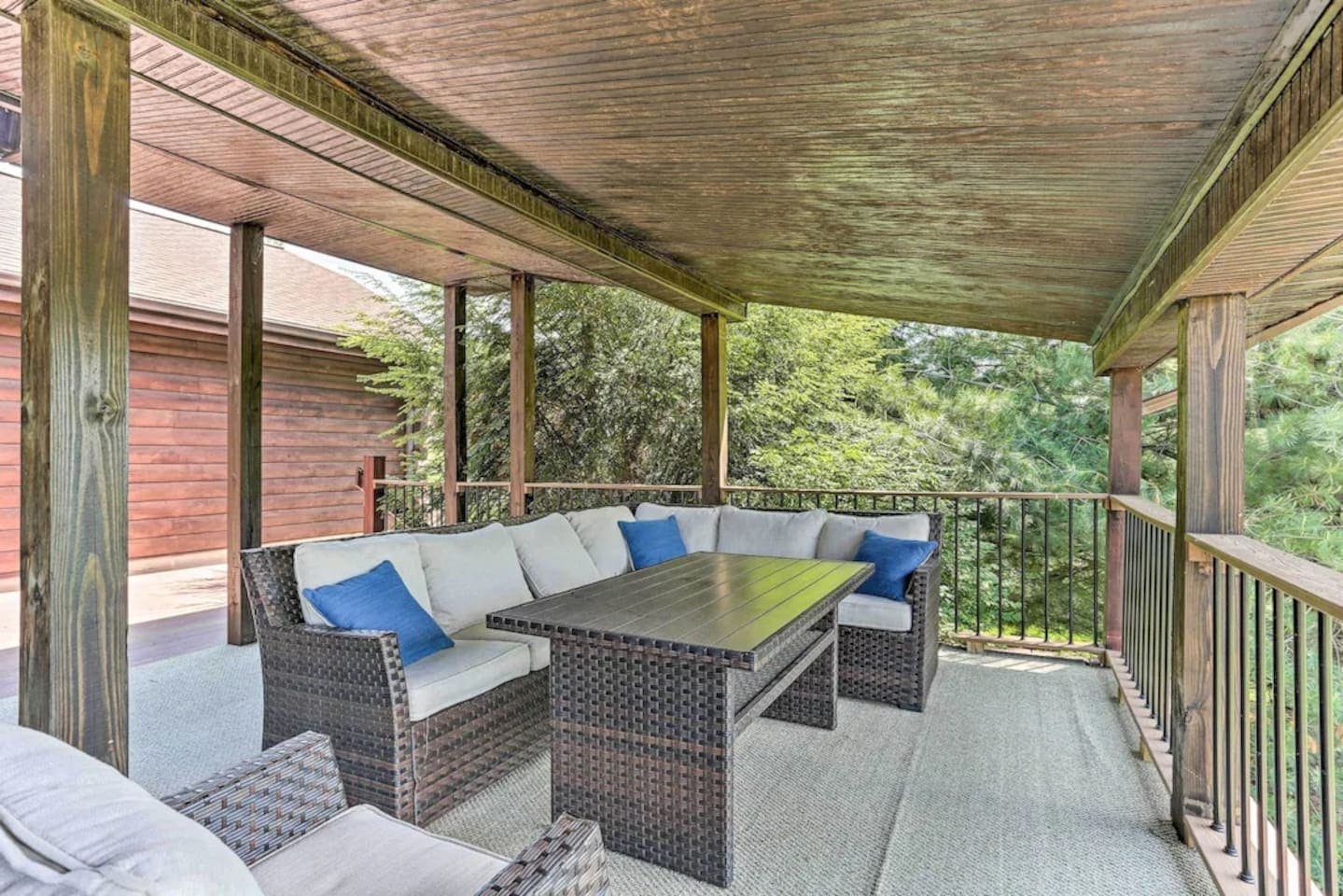 Dreamy Lakeview Log Cabin in Lake Ariel w/ Hot Tub