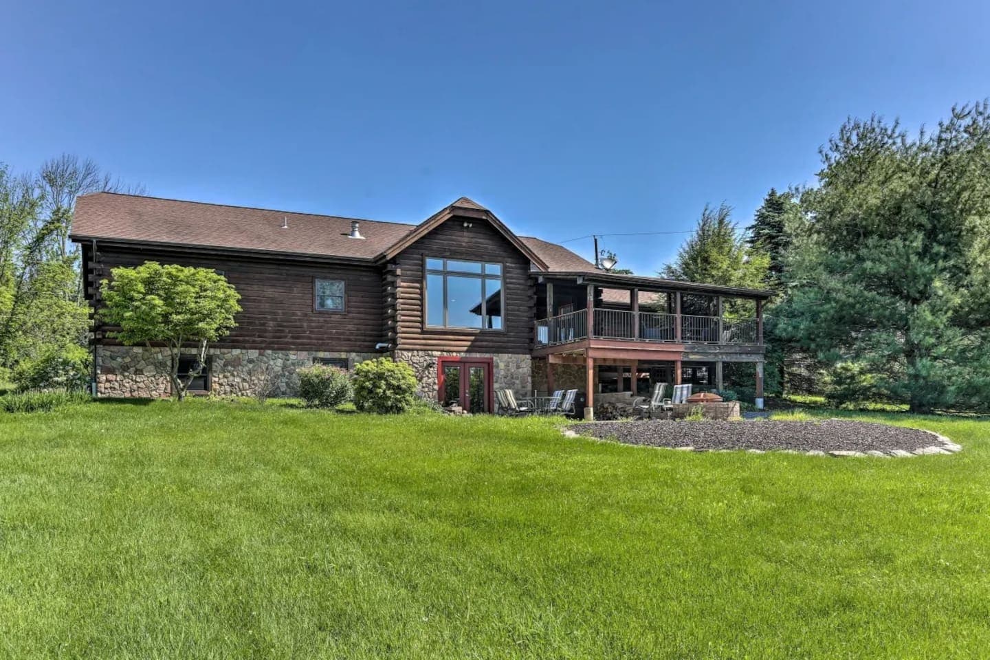 Dreamy Lakeview Log Cabin in Lake Ariel w/ Hot Tub