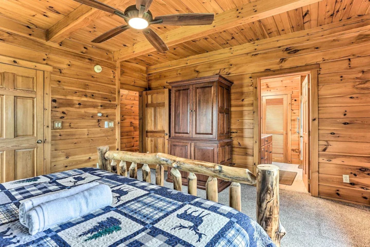 Dreamy Lakeview Log Cabin in Lake Ariel w/ Hot Tub