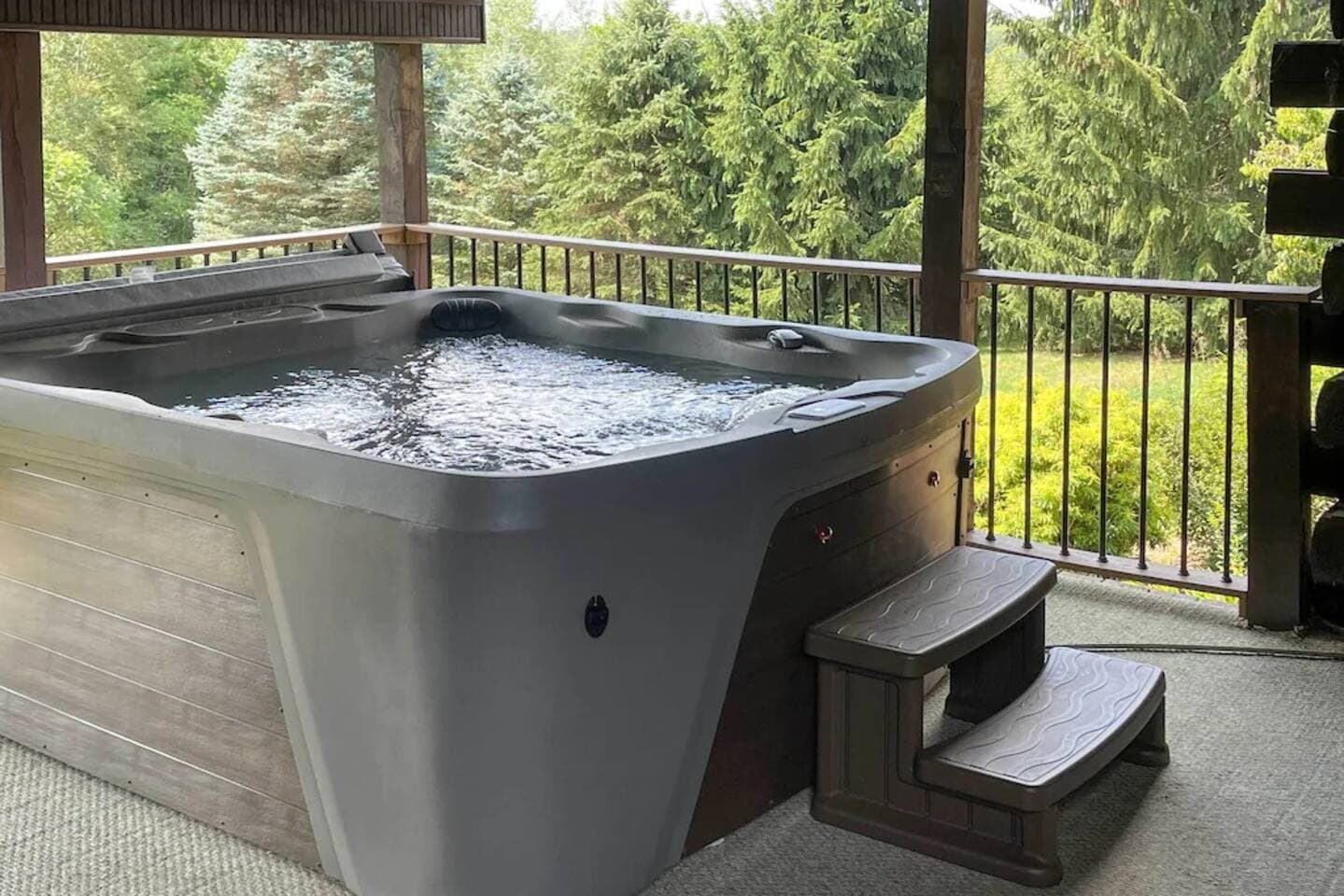 Dreamy Lakeview Log Cabin in Lake Ariel w/ Hot Tub