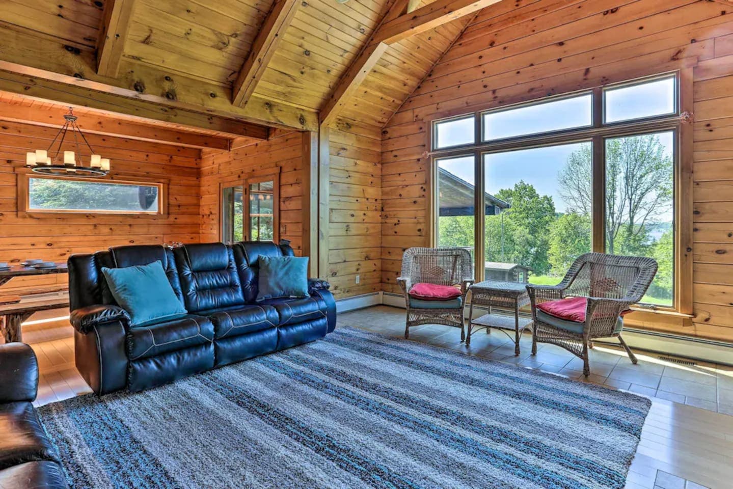 Dreamy Lakeview Log Cabin in Lake Ariel w/ Hot Tub