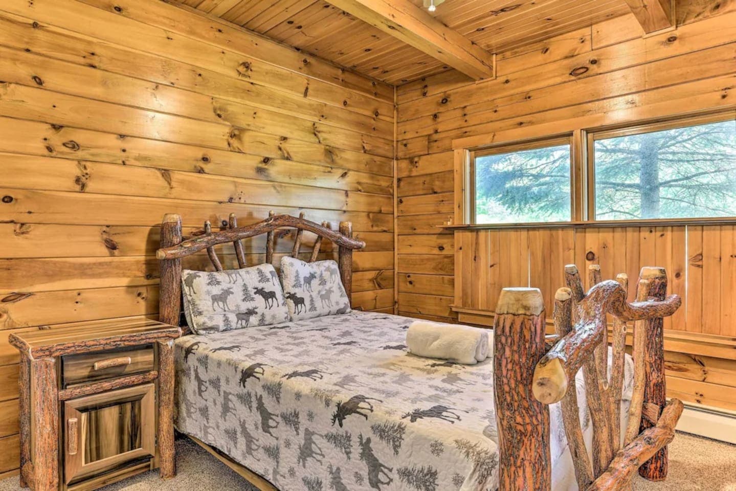 Dreamy Lakeview Log Cabin in Lake Ariel w/ Hot Tub