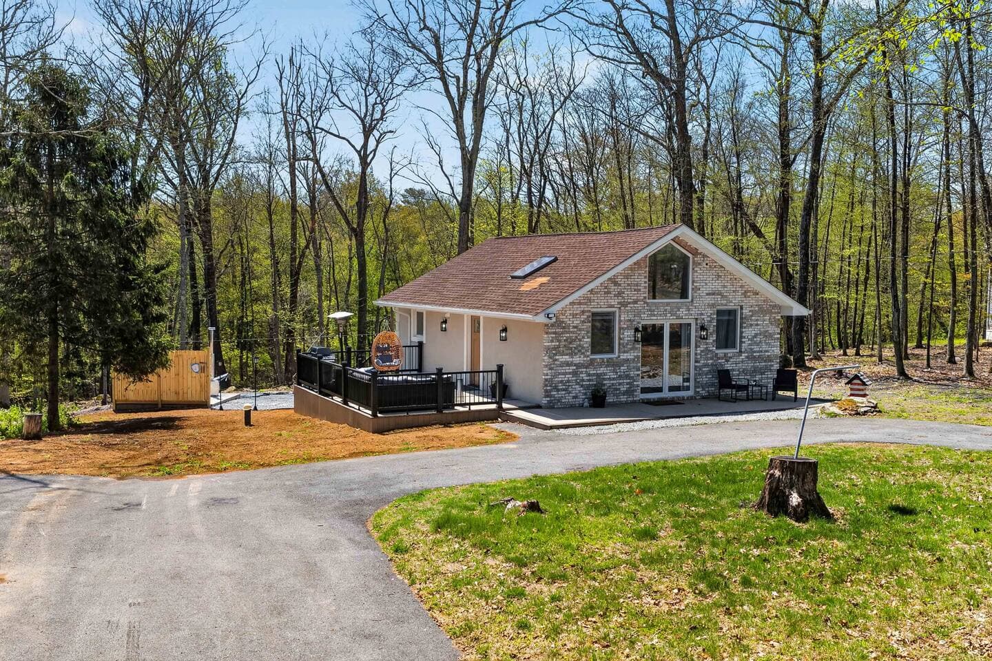 White Dove Pocono Cabin w/Hot tub near Falls