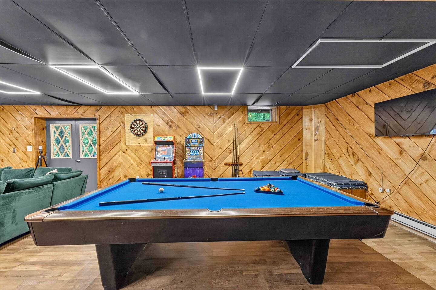 All Season Retreat W/ Pool, Hottub, Sauna&GameRoom
