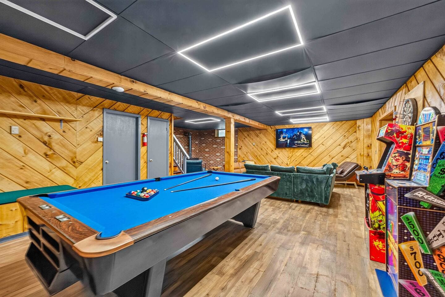 All Season Retreat W/ Pool, Hottub, Sauna&GameRoom