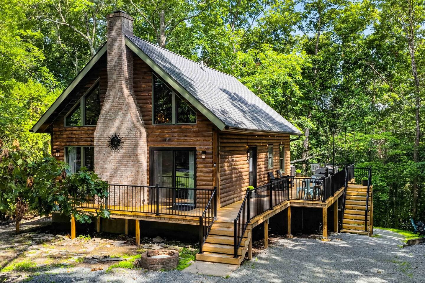 Modern Bushkill Log Cabin w/ Hot Tub & Game Room