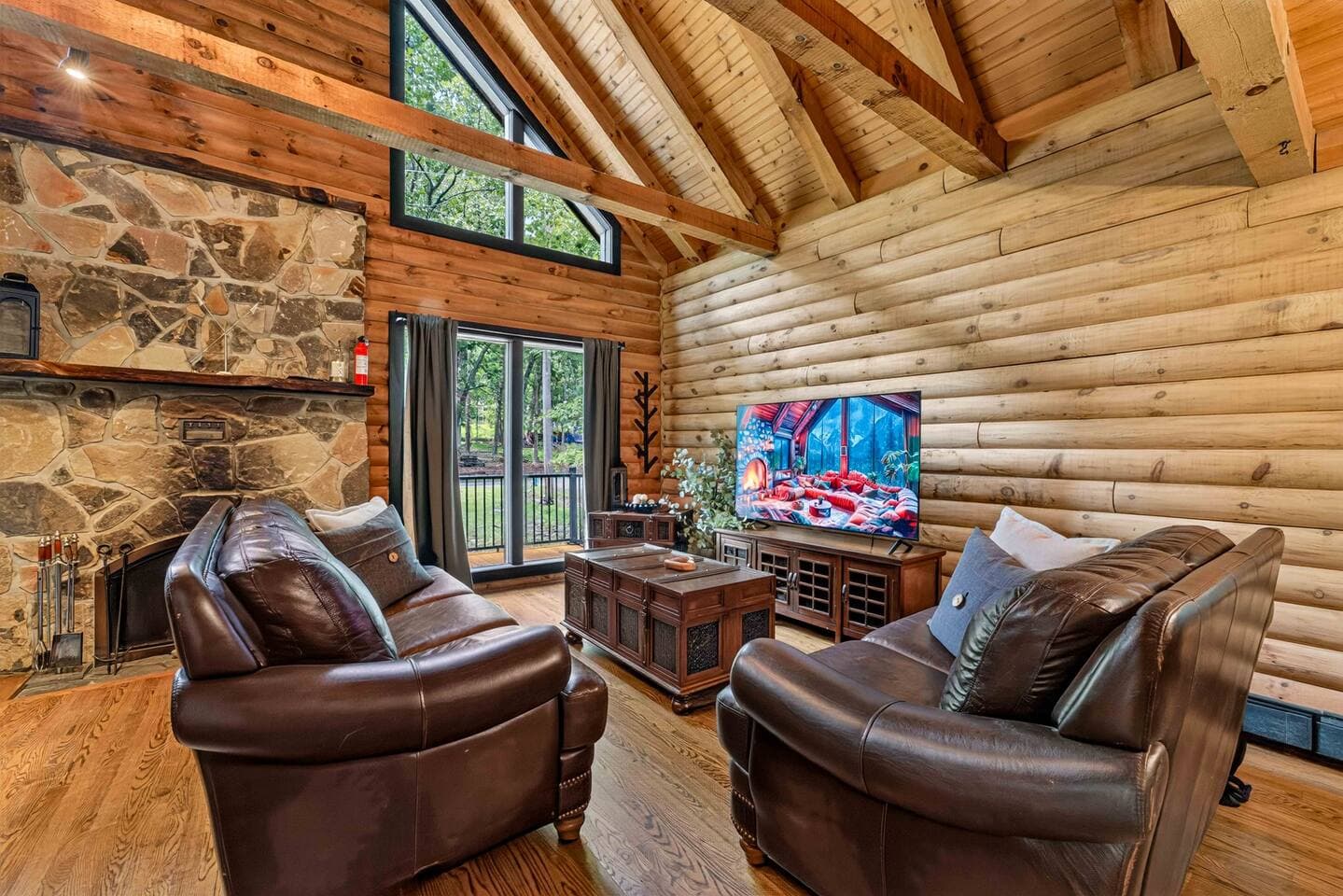 Modern Bushkill Log Cabin w/ Hot Tub & Game Room