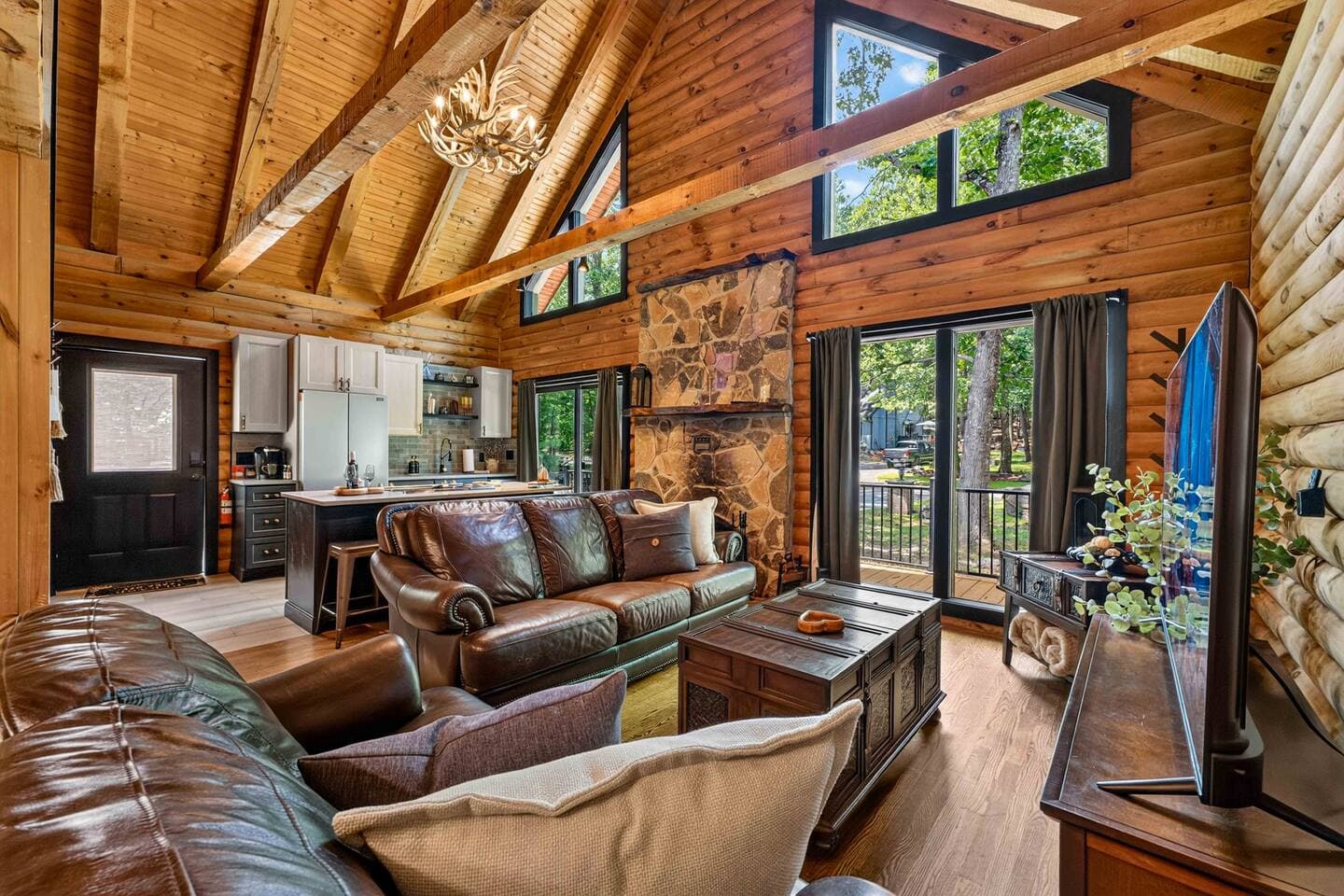 Modern Bushkill Log Cabin w/ Hot Tub & Game Room