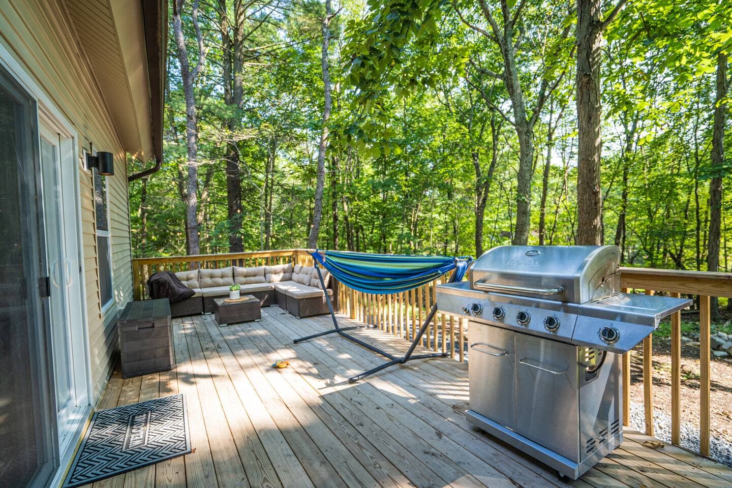 Arctic Getaway w/Hot Tub & Sauna near Bushkill