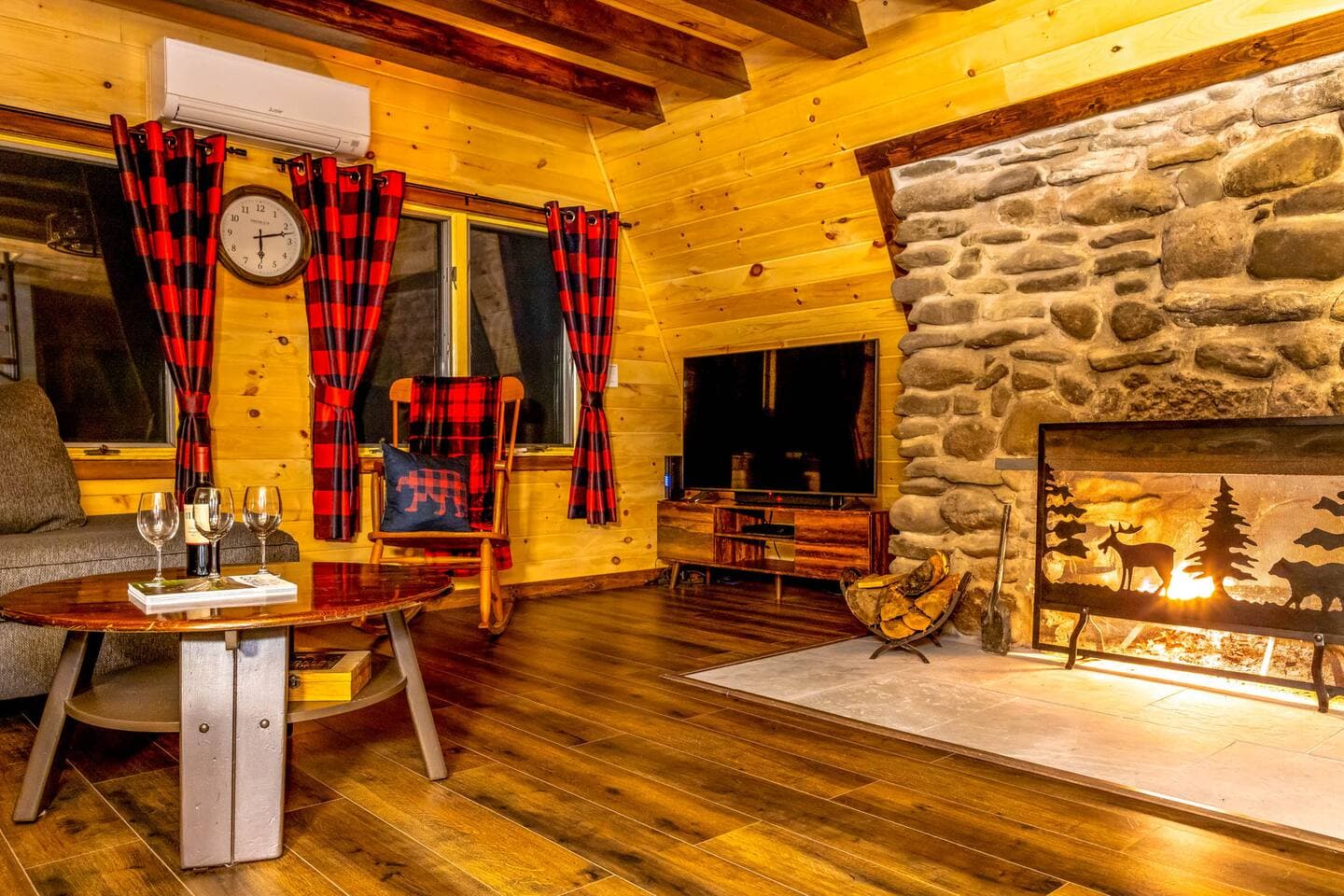 Cabin Retreat in Catskills by the River w/ Hot Tub