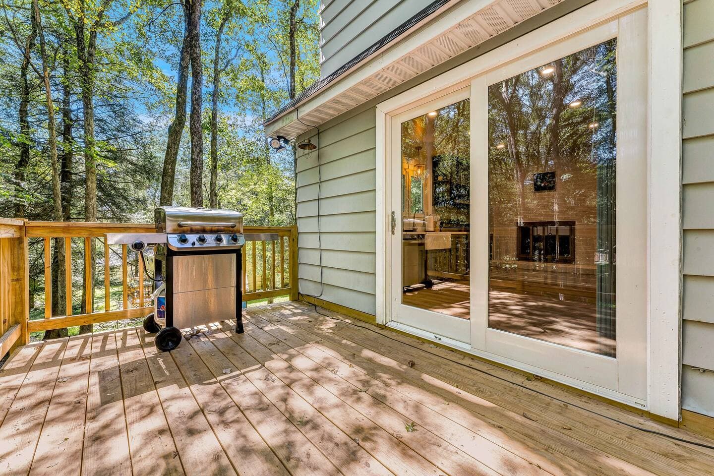 Nature Escape w/ Wood Burning Hot Tub in Poconos