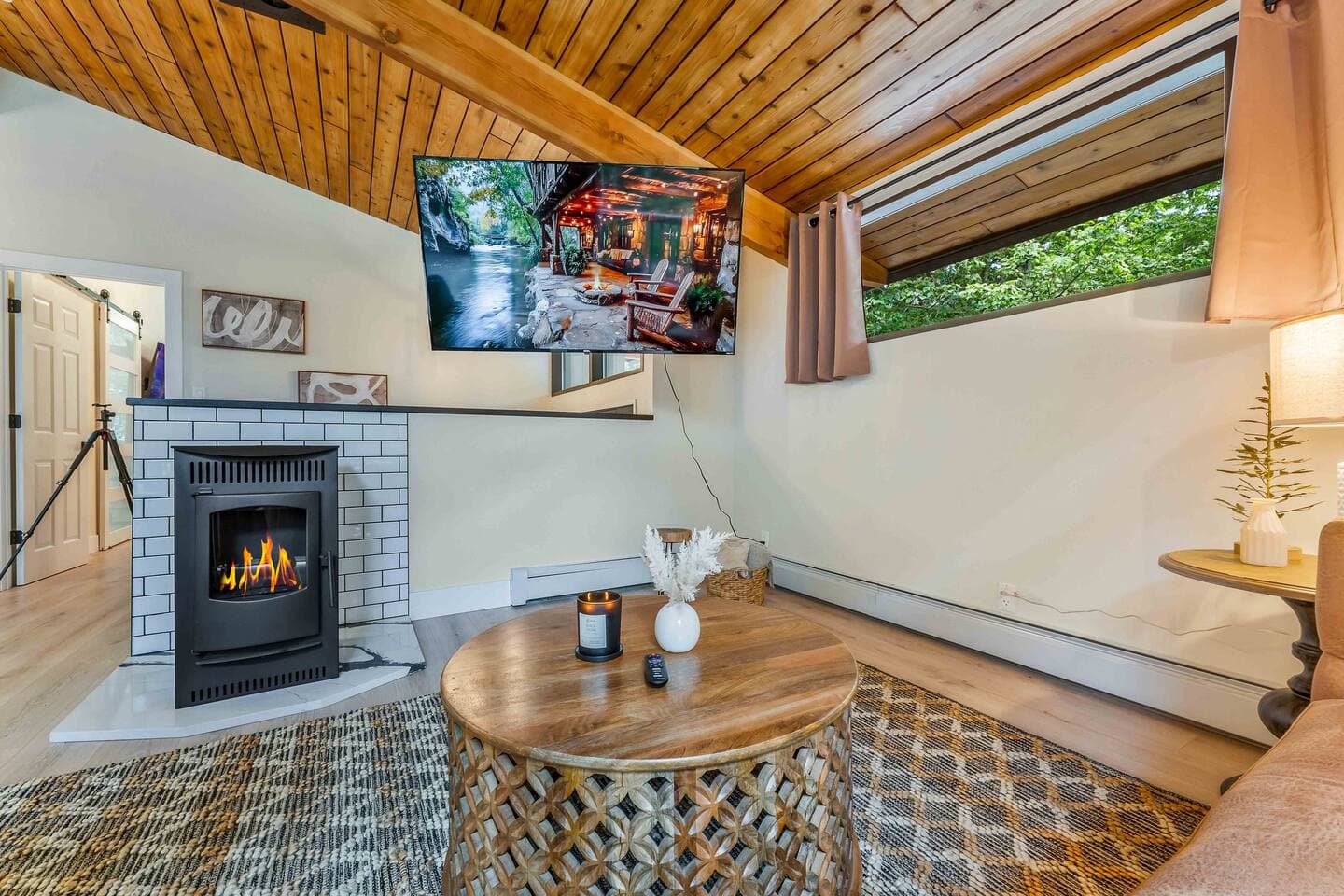 4BD Modern Rustic Heaven w/Hot Tub & Sauna in Pocono