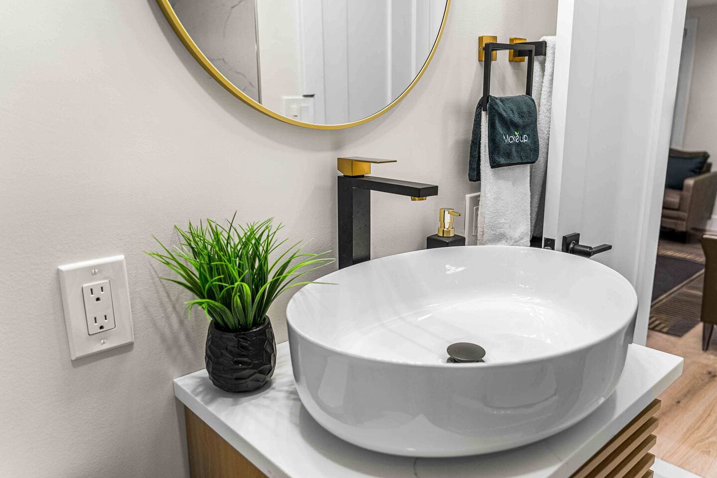 Charming Cabin in the Woods w/Hot tub & Firepit